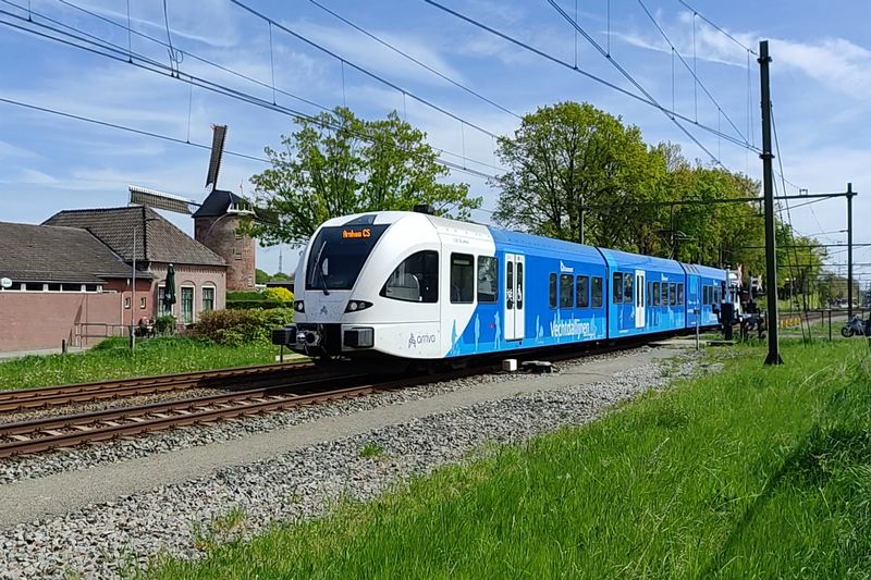 Vechtdallijnen GTW tijdens Koningsdag op de lijn Arnhem - Zevenaar